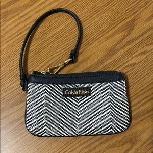 Calvin Klein Chevron Black & White Wristlet Clutch 2 compartments zipper closer